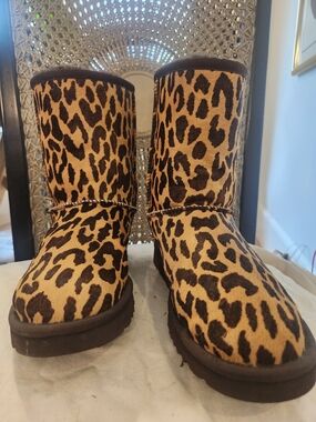 Like New! UGG Classic Short In Hair-on-Hide Leopard Print 🐆